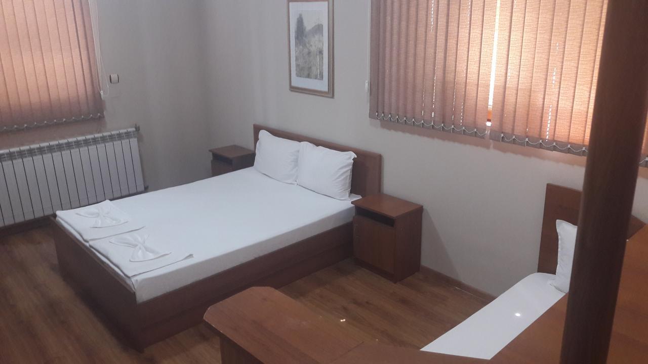 Fenerite Family Hotel Targovishte  Ngoại thất bức ảnh
