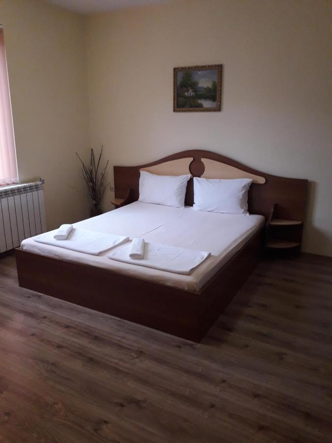 Fenerite Family Hotel Targovishte  Ngoại thất bức ảnh