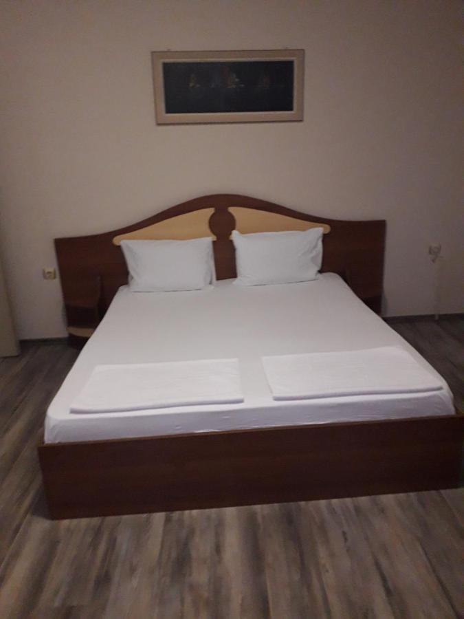 Fenerite Family Hotel Targovishte  Ngoại thất bức ảnh